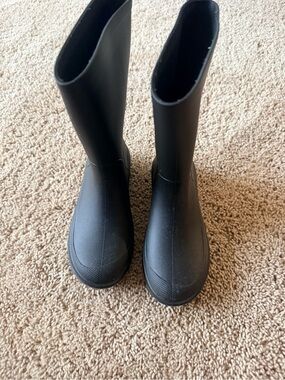 Kids Black Rubber Rain Boots - Classic Waterproof Boot Size 13 BRAND NEW